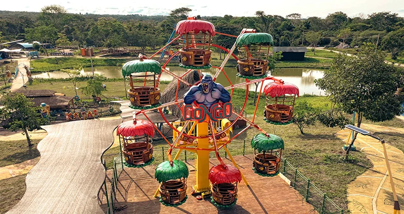 Atracción mecánica temática en el Parque Temático Congo, una de las paradas de aventura en el tour a Doradal.